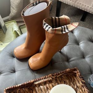 Burberry Boots never worn Brand new